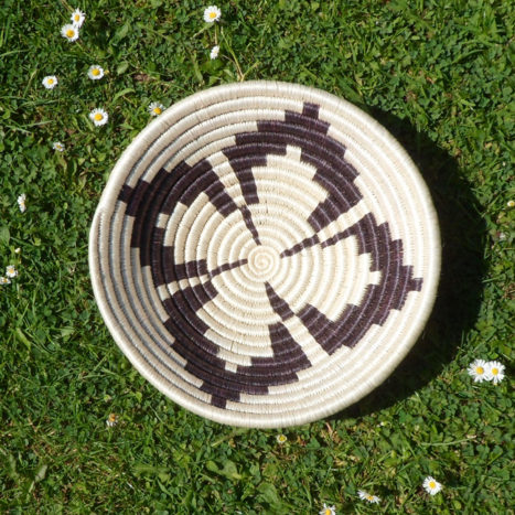 Monochrome clover bowl