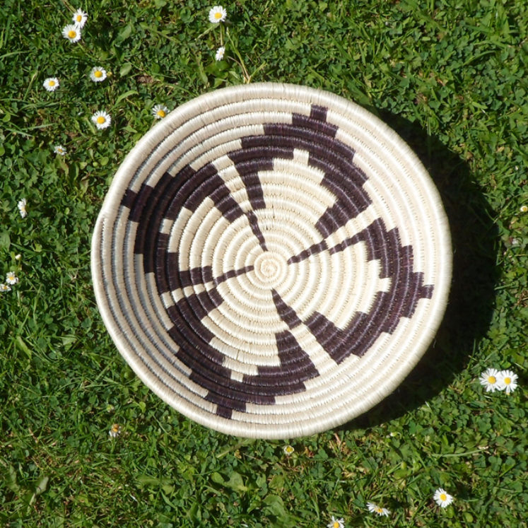 Monochrome clover bowl